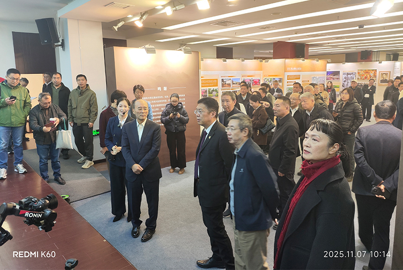 11月7日，由我公司设计施工的“范w66利来西北考察暨红军长征到达陕北九十周年纪念展”在北京开幕